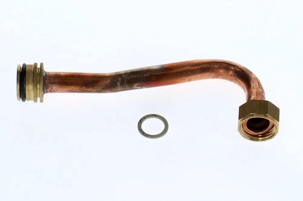 Rücklaufrohr aus Kupfer mit einem gewinkelten Verlauf und Fittings an beiden Enden, eine Unterlegscheibe liegt daneben. Produkt von Bosch.